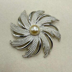 VTG Sarah Coventry Silvertone Spiral Flower Faux Pearl Brooch Pin Costume Jewler
